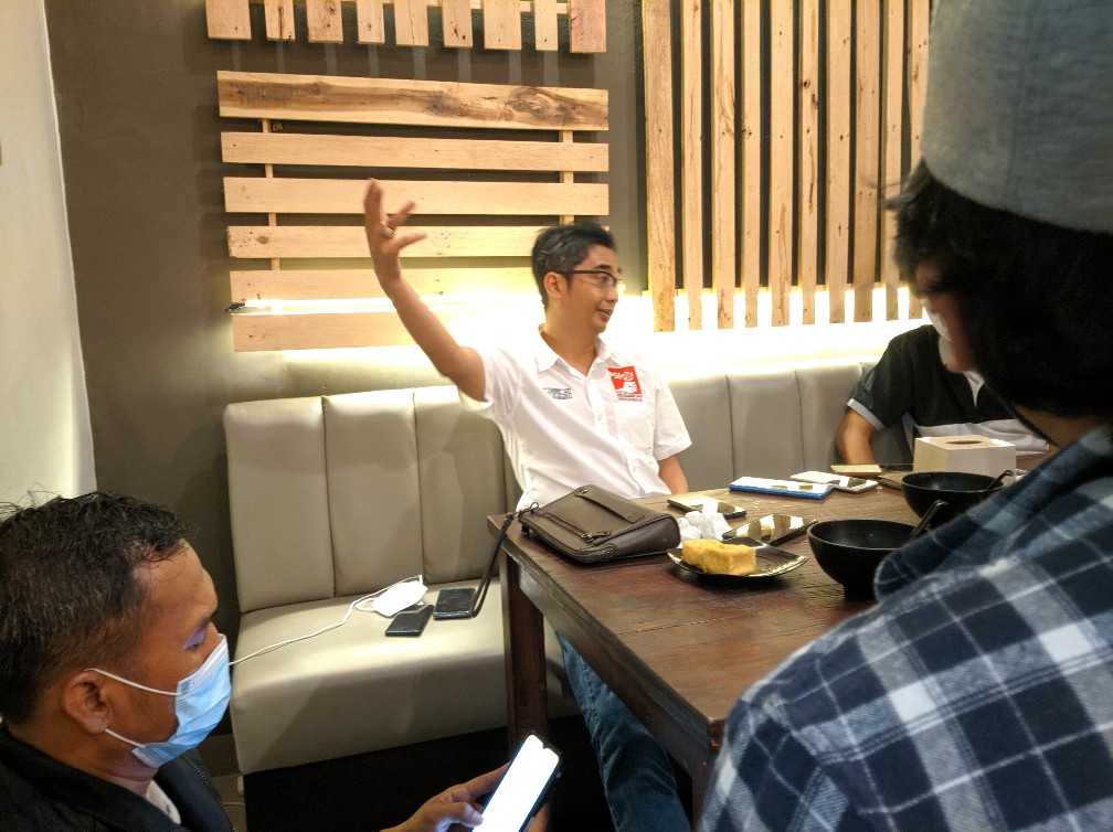 Ketua Dewan Pimpinan Wilayah PSI Maluku, Ronald Kneefel di Cafe Darmo Kali 26 Surabaya (Foto Fudaili)