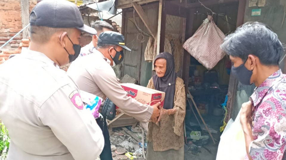 Kapolsek Sampang Berikan Bantuan Sembako Kepada Warga Tidak Mampu
