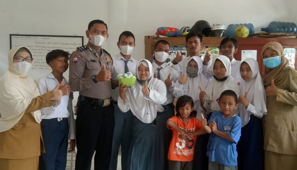 Polres Sampang Borong Telur Asin Karya Siswa SMALB Negeri Sampang