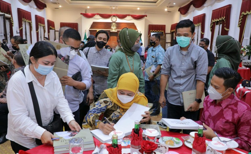 Khofifah Apresiasi Lomba Karya Tulis dan Foto Wartawan Pokja Pemprov Jatim