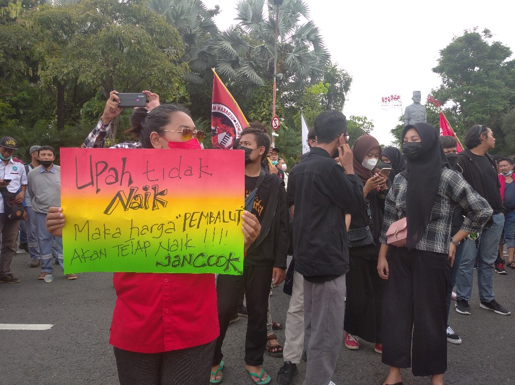 Demonstrasi Buruh di Grahadi, Tekan Upah Buruh Malah Tingkatkan Disparitas