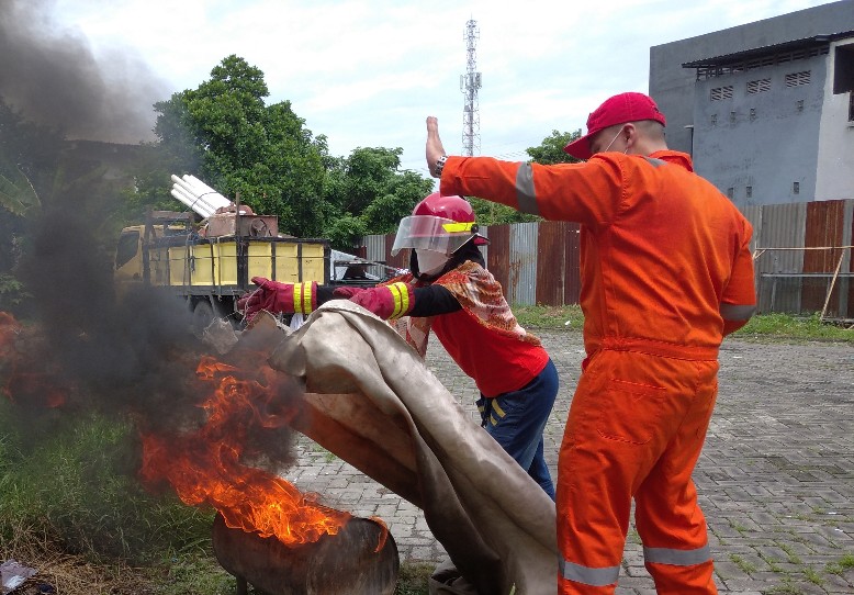 Rio membimbing peserta memadamkan api (Foto: Fudaili) 