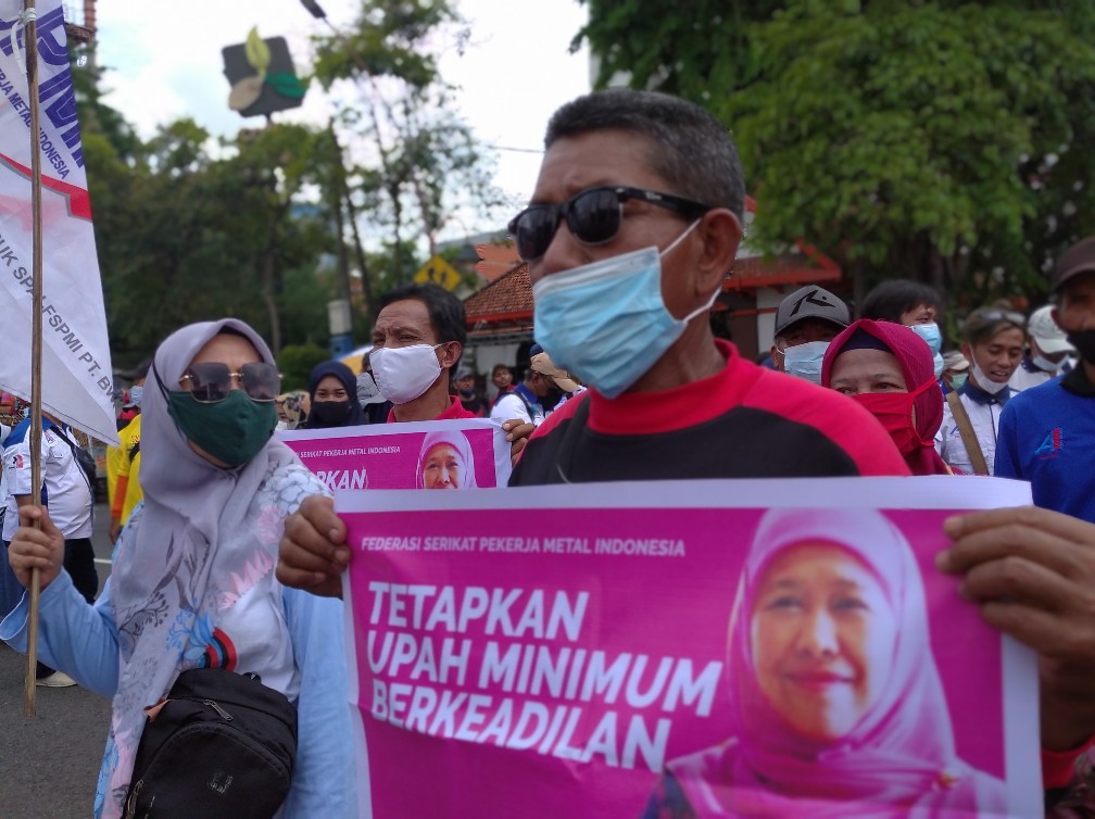 Tak Puas dengan Putusan Gubernur, Ratusan Buruh Kembali Banjiri Grahadi Surabaya