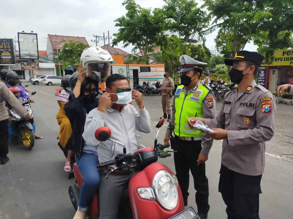 Operasi Lilin Semeru, Polres Sampang Bagikan 300 Masker Kepada Penguna Jalan
