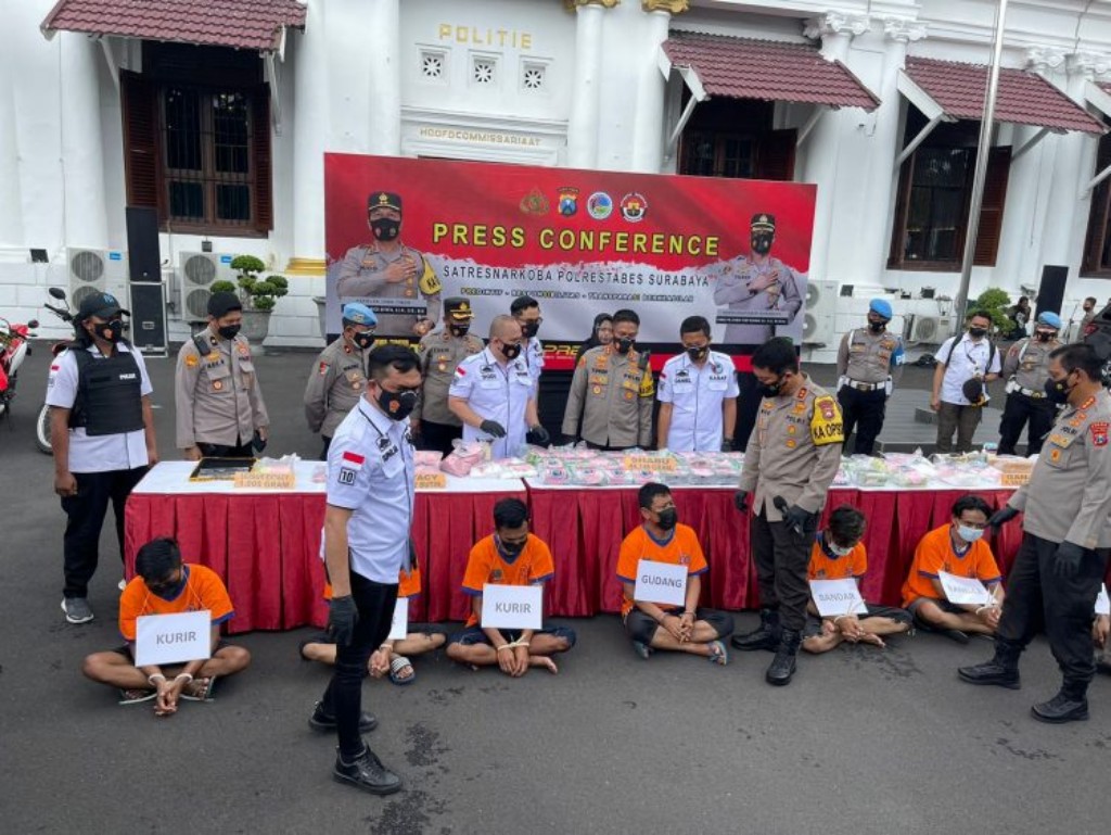 Polda Jatim Bekuk 8 Tersangka dan Barang Bukti 44,7 kilogram Sabu