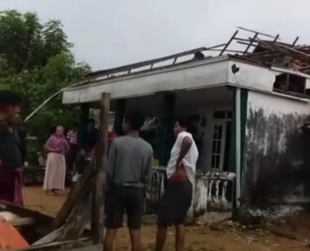 Puting Beliung Porak-porandakan Rumah Warga Sokobanah Daya Sampang