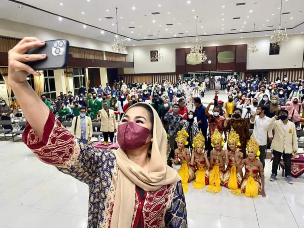 Bertemu 450 Penerima KIP dari Kuliah Jaring Aspirasi, Puti Sempat Berfoto Selfie