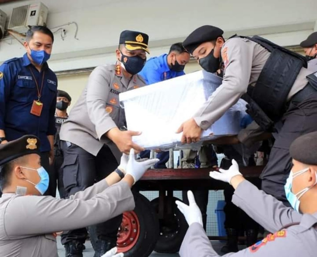 Polda Jatim Kawal Jenazah PMI Korban Kapal Tenggelam di Malaysia ke Lumajang