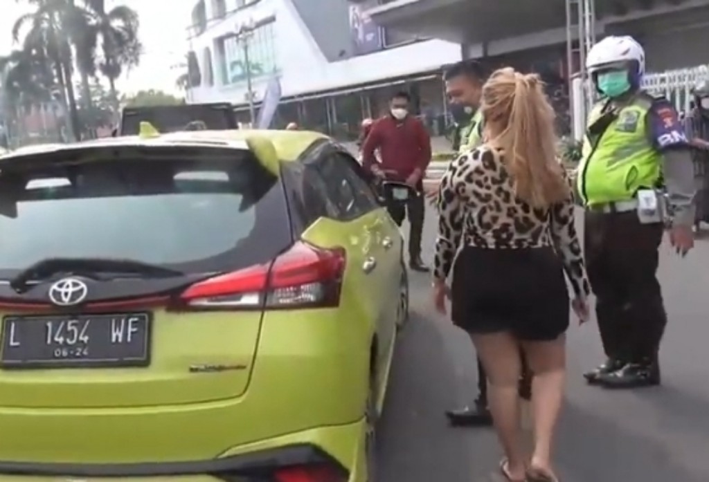 Laka di Sidoarjo, Yariz Warna Kuning Kinclong Sasak Trotoar Jalan