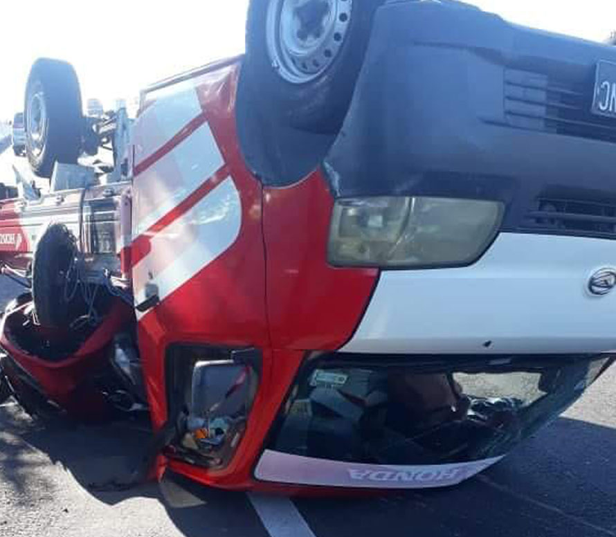 Ban Kiri Belakang Pecah, Pickup Muatan 3 Motor Terbalik di Tol Tandes 