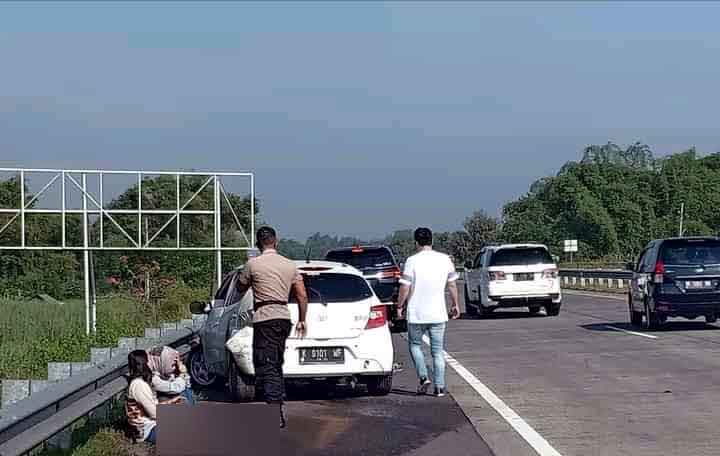 Brio putih Hantam Pembatas Jalan di Tol Sumo Surabaya, Hati-hati di Jalan