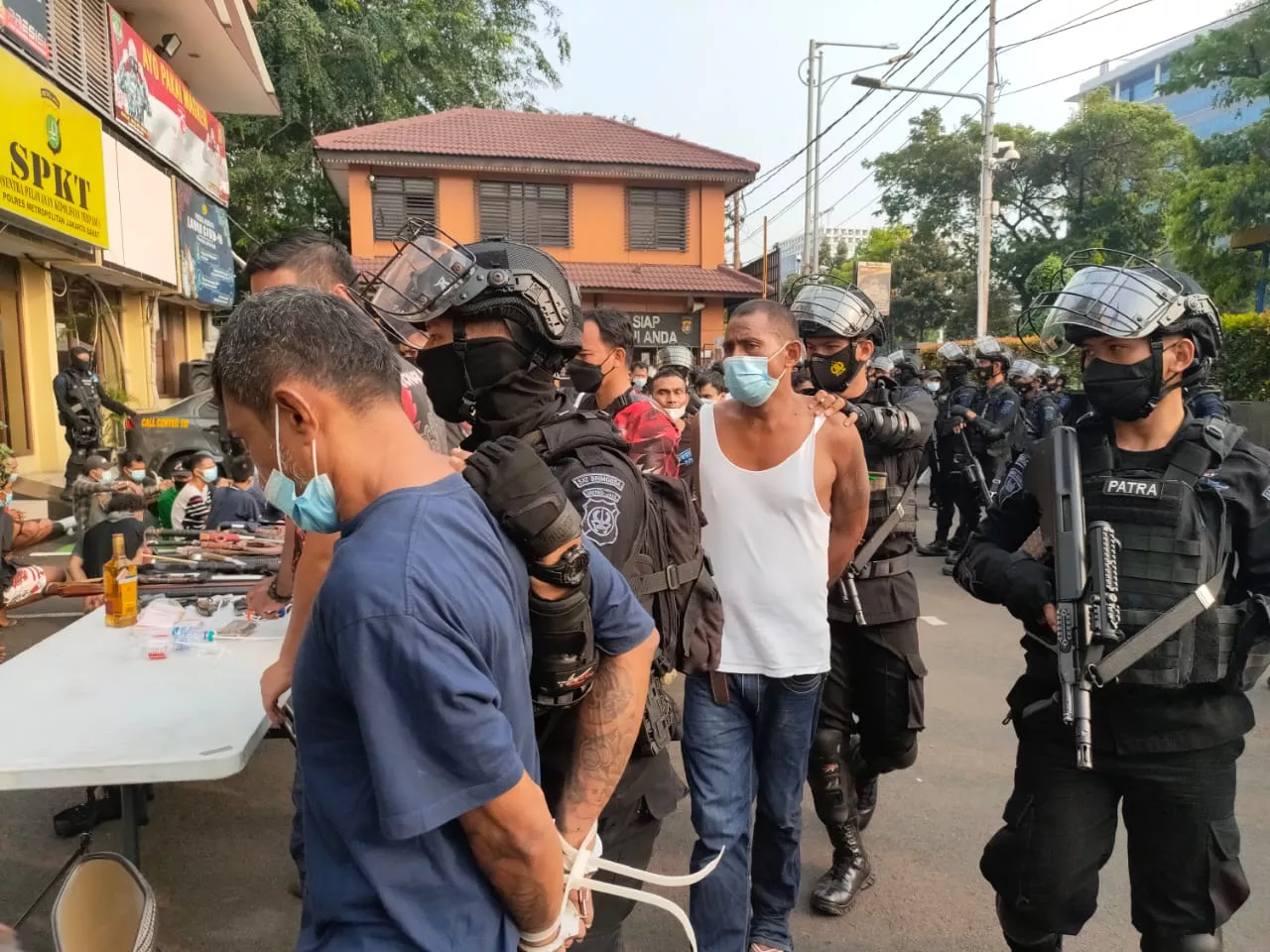 45 Orang Diringkus Beserta Sejumlan Senpi dan 5 Munisi Tajam di Jakarta Barat