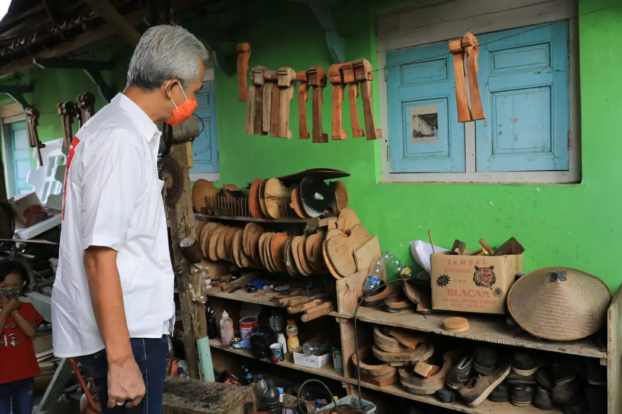 Ganjar Terpana Waktu Kunjungi Rumah Produksi Biola Bambu Mbah Min