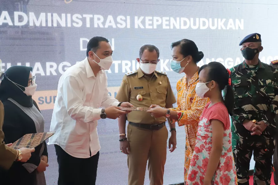 Pemkot Surabaya Serahkan Dokumen Adminduk dan Tali Asih Bagi Keluarga KRI Nanggala 402