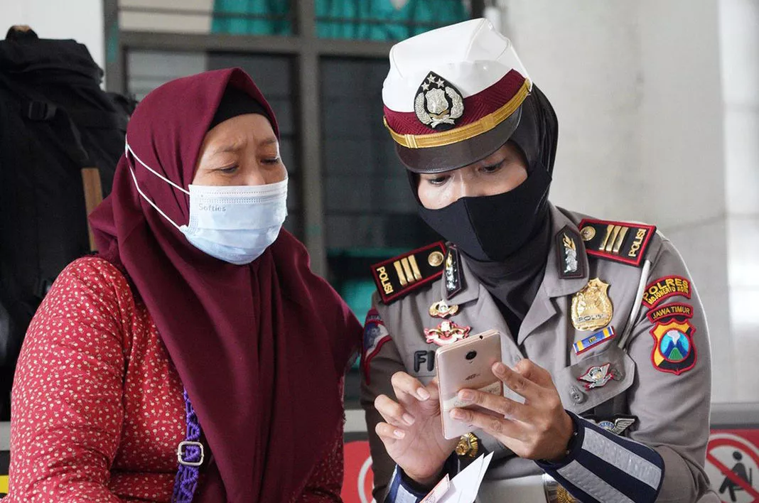 Polresta Mojokerto Edukasi Aplikasi Peduli Lindungi Kepada Calon Penumpang Kereta Api