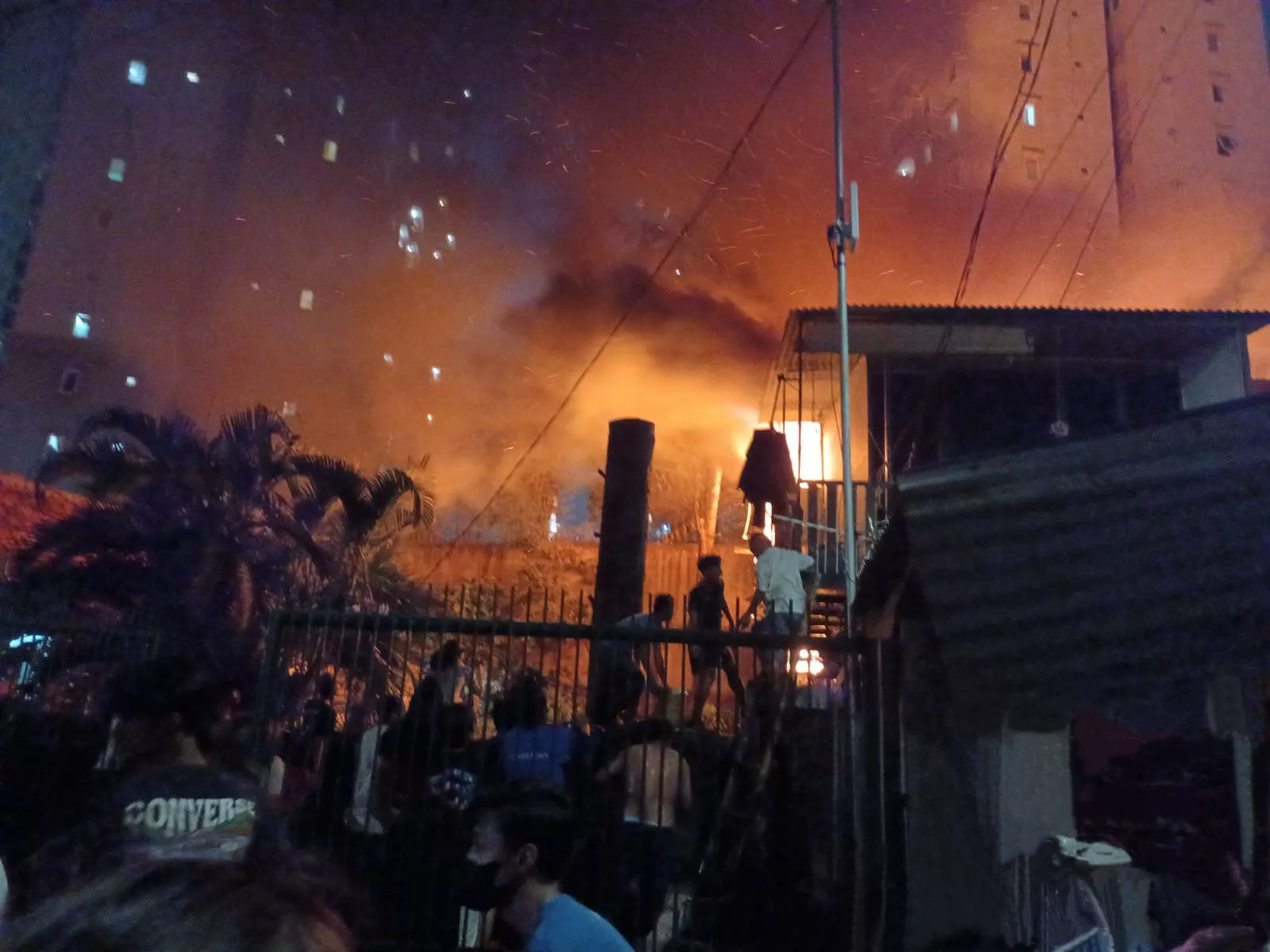 Pemukiman Warga Jalan Swadaya Jakarta Terbakar, 21 Unit Mobil Damkar Dikerahkan 