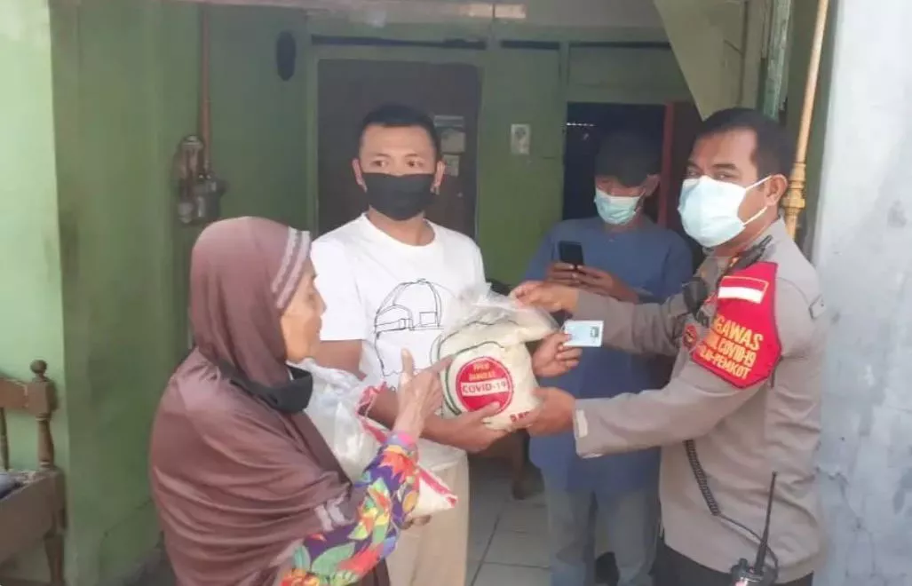 Polsek Beji Berikan Bantuan Kepada Warga Terdampak PPKM