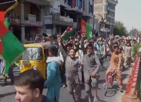 Biadab! Taliban Cegah Pengungsi dengan AK47