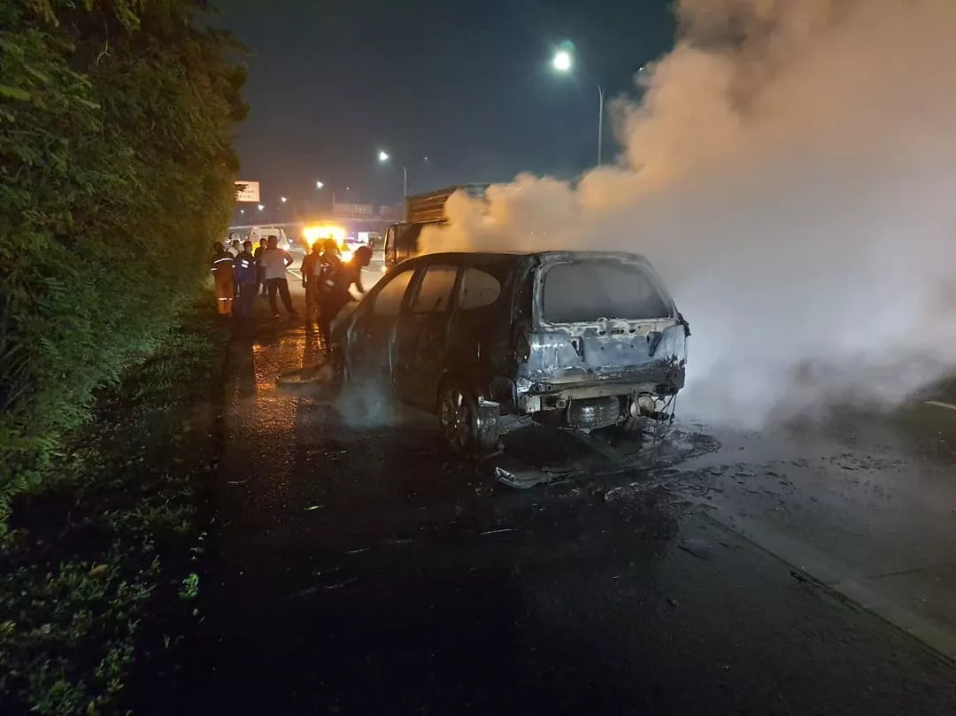 Karena Korsleting Listrik. Honda Stream di Tol Jagorawi Hangus Terbakar