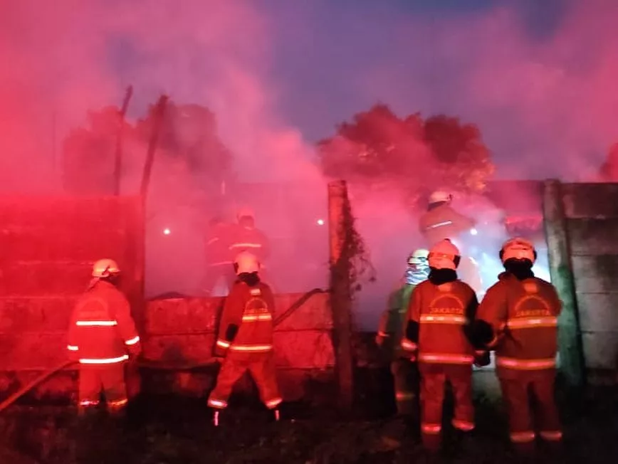 6 Unit Damkar dan 30 Petuga Padamkan Api di Kawasan Industri Pulogadung