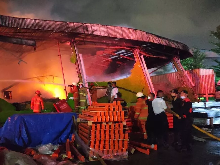 Kebakaran Gudang di Sunter Agung Kakarta Utara, 23 Unit Damkar dan 100 Orang Dikerahkan