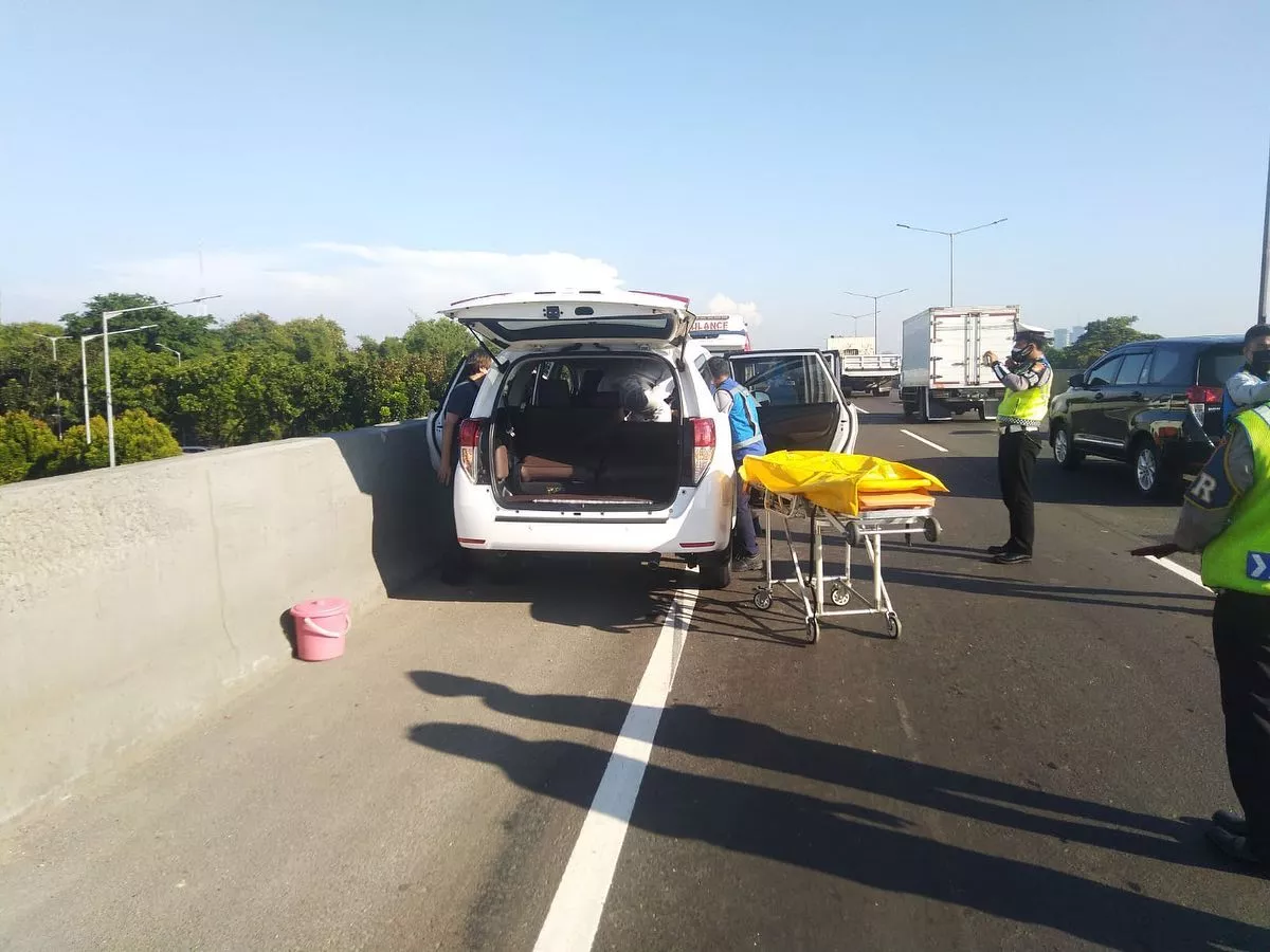 Pengemudi Toyota Innova Mendadak Tewas di Dekat Gerbang Tol Joglo 2, Jakarta Barat