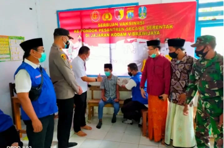 Kerjasama dengan Satgas Covid-19, SMP Al - Iman Adakan Vaksinasi