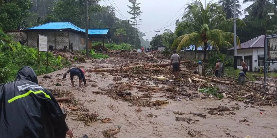 Curah Hujan Tinggi Picu Banjir dan Longsor yang Menimpa 2 Unit Rumah di Papua