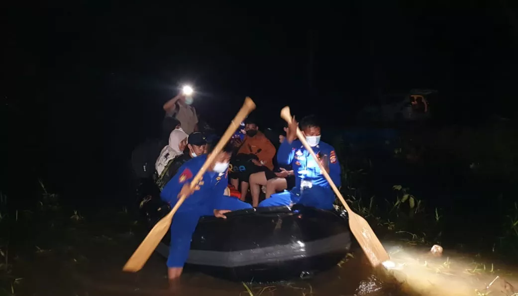 Terdampak Banjir, Tim SAR Ditpolairud Evakuasi Masyarakat Kelurahan Kuala Kuayan Kalteng
