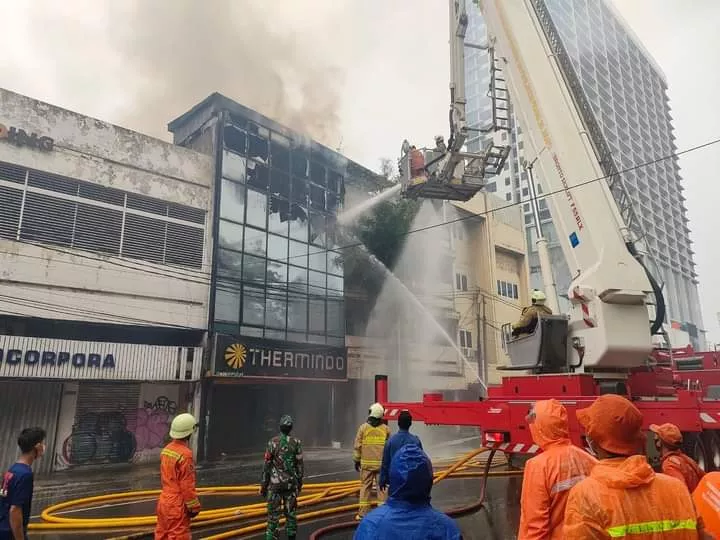 Ruko 4 Lantai Di Jakarta Barat Terbakar, 28 Damkar dan 140 Personel Dikerahkan