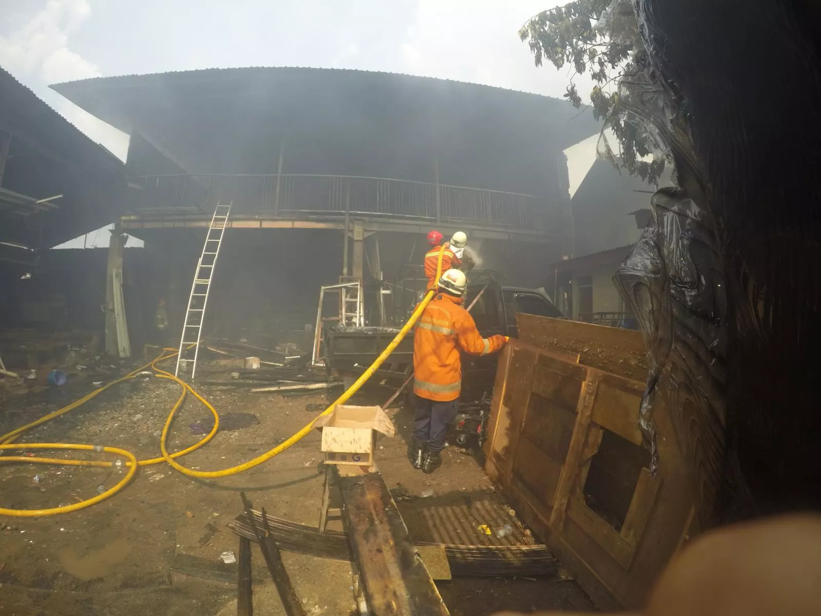 Gudang Furnitur di Jl. Basuki Jakarta Terbakar, 16 Unit Damkar Dikerahkan ke Lokasi