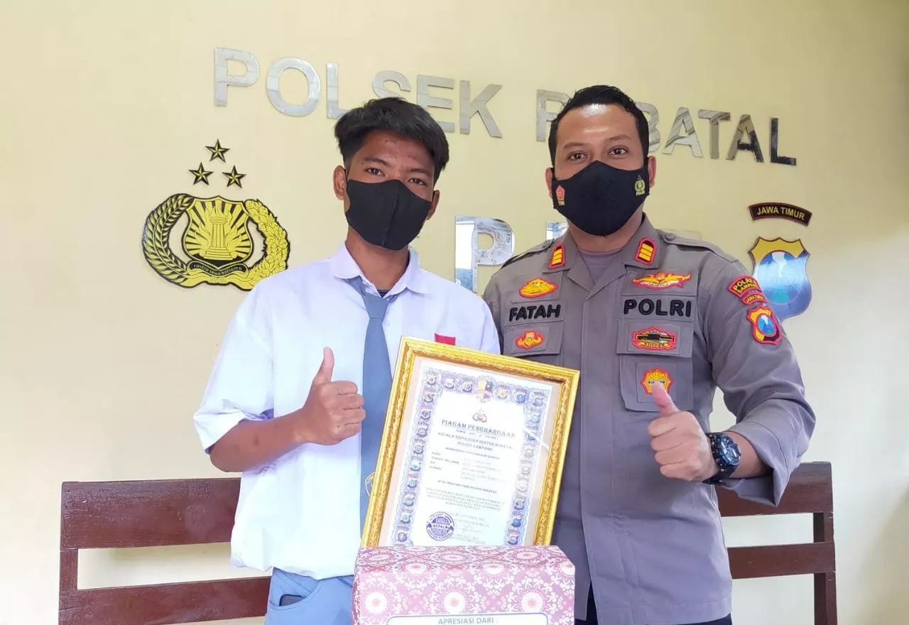 Jadi Pioner Program Vaksinasi, Polsek Robatal Berikan Penghargaan Kepada Siswa Az-Zain