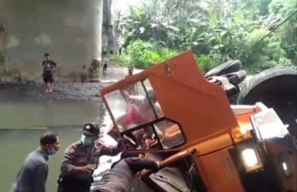 Di Bali Sebuah Truk Fuso Terjun Bebas, Sang Sopir Tewas di Tempat