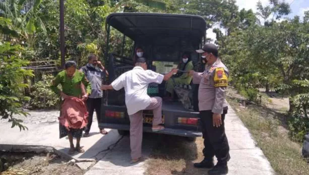 Kesulitan Tansportasi, Polsek Grobogan Jateng Jemput Warga untuk Vaksinasi