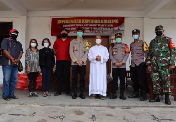 Kapolres Buleleng Serahkan Bantuan Sembako bagi Umat Katolik terdampak Covid 19