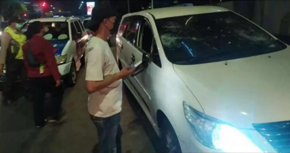 Ngebut di Kampung Padat Penduduk, Sopir Toyota Innova Dihajar Warga Dinoyo