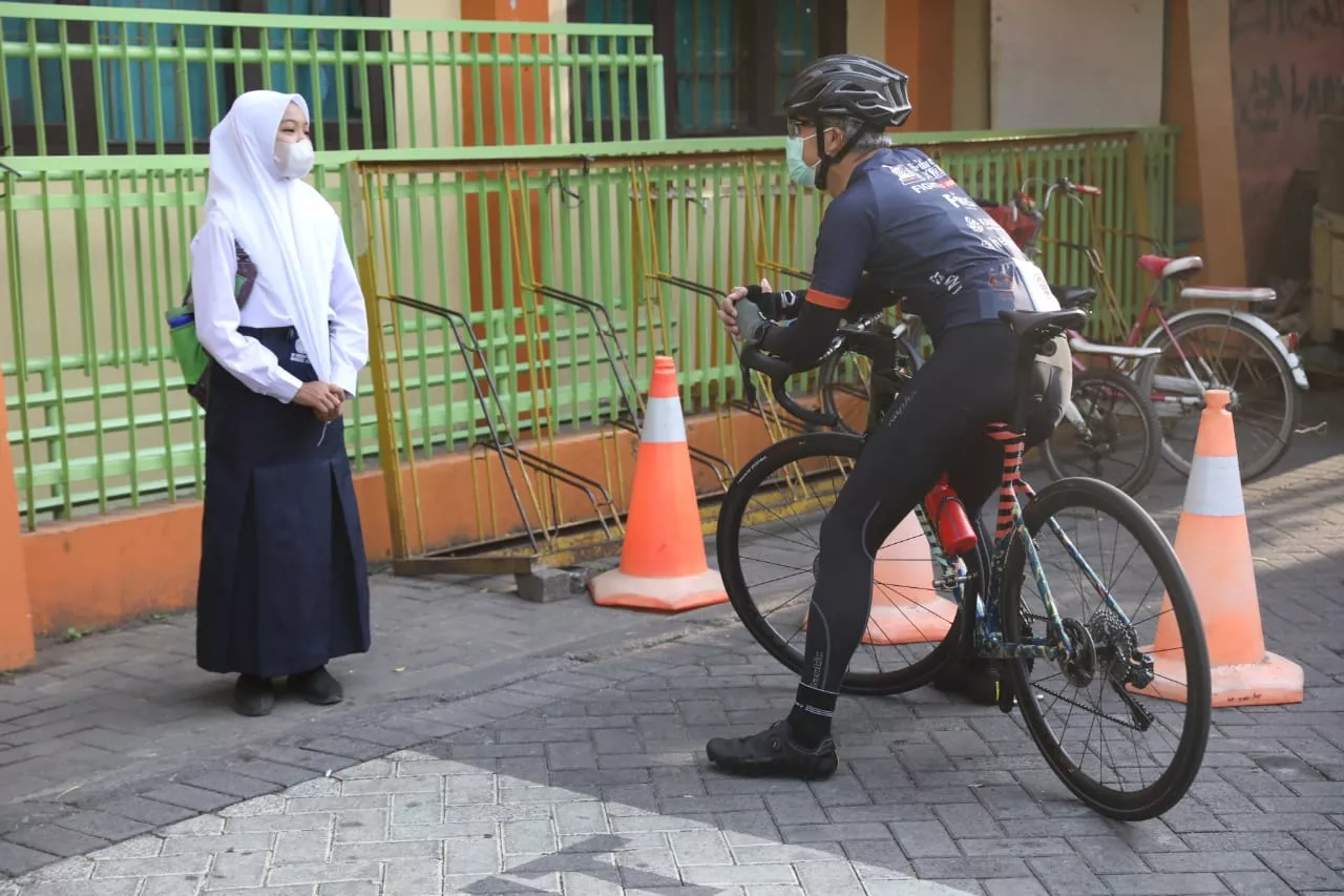 Dapat Sepeda dari Ganjar, Annisa Siswa SMPN 38 Semarang Girang