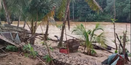 Masyarakat Kabupaten Kampar Bersihkan Sampah Pasca Banjir Bandang 