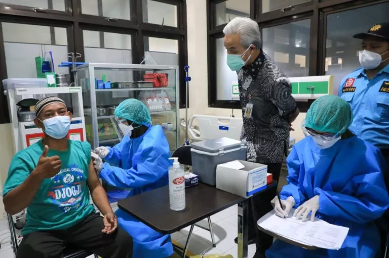 Ganjar Hadir Dampingi Buruh yang Takut Divalsin