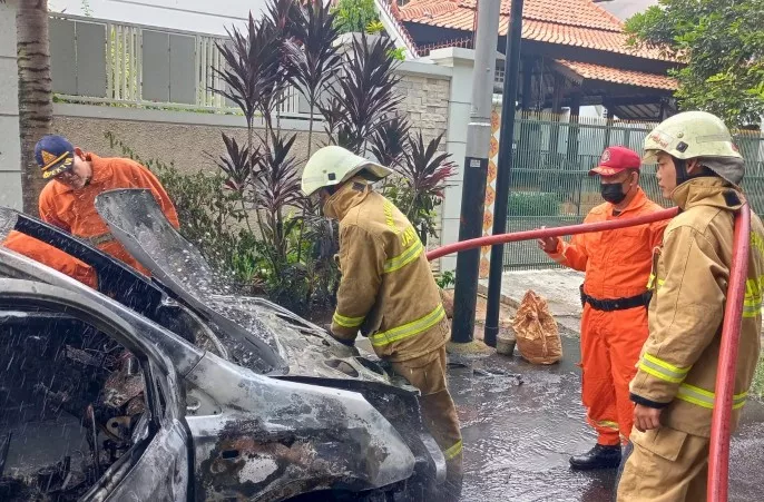 Grand Livina di Jakarta Selatan, Terbakar Saat Mesin Dipanaskan
