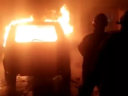 Nissan X-Trai dan Marcedes-Benz Terbakar dalam Satu Garasi di Jakarta Timur