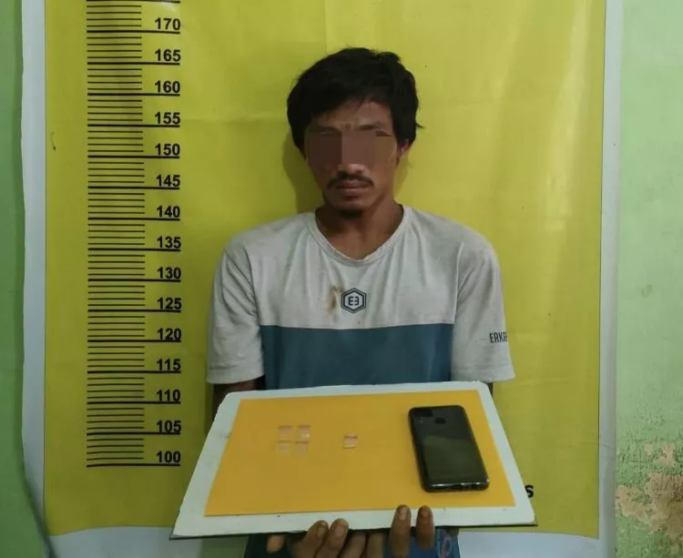 Bandar Narkoba Riau Diringkus Petugas Saat Lelap Tidur di Rumahnya