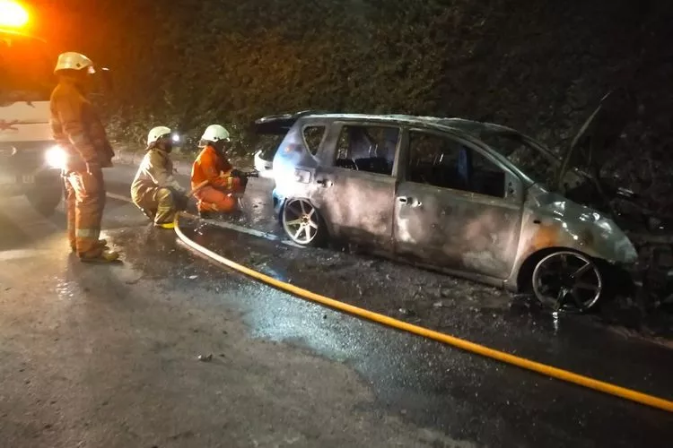 Grand Livina di Tol Cilandak Terbakar, Pengemudi Dievakuasi Ambulance Jasa Marga