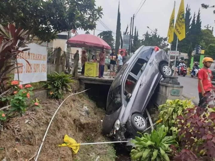 Rem Blong, Mobilio di Karanganyar Banting Haluan lalu Nyungsep ke Parit