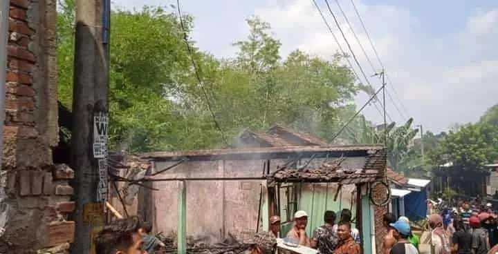 Karena Tumpahan Bensin, Sebuah Rumah di Kendal Terbakar