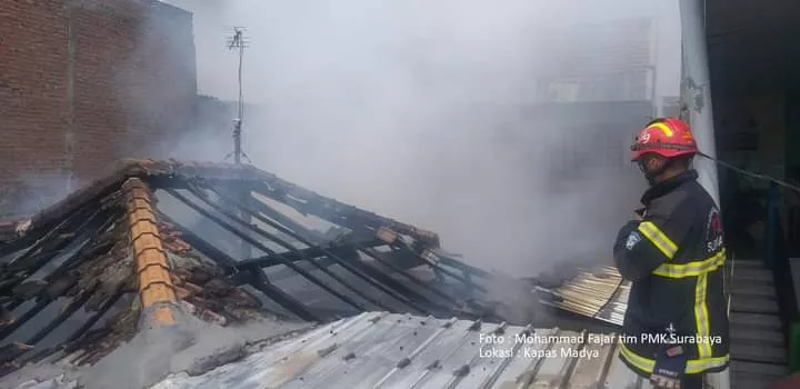 Sebuah Rumah di Kapas Madya Surabaya Terbakar, 12 Unit Damkar Dikerahkan