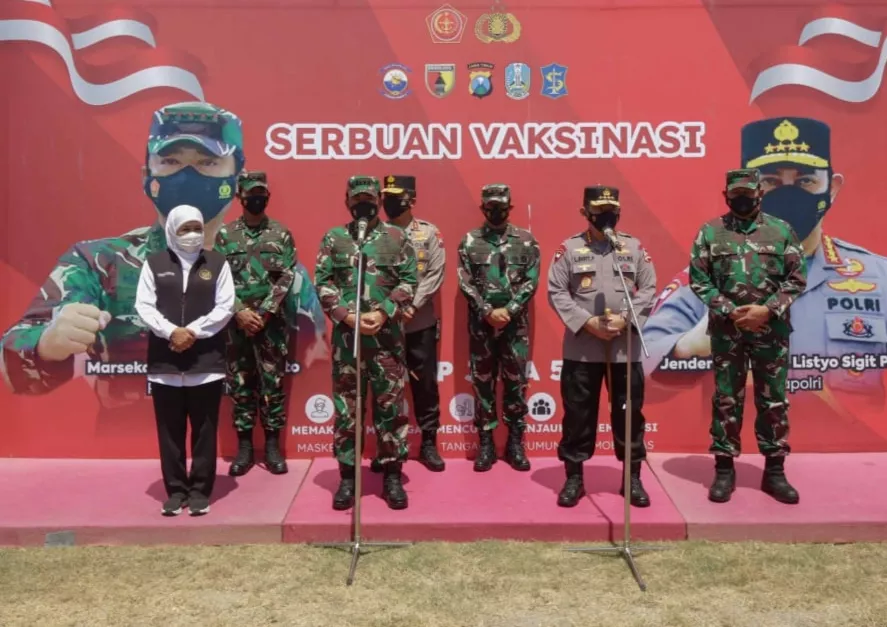 Panglima TNI dan Kapolri Hadiri Vaksinasi Masal di Lapangan THOR Surabaya