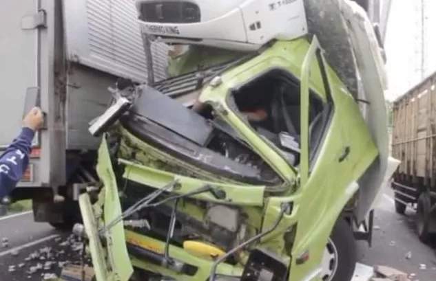 Karena Mengantuk, Dua Truk Hino Adu Banteng di Nganjuk, Kedua Truk Ringsek