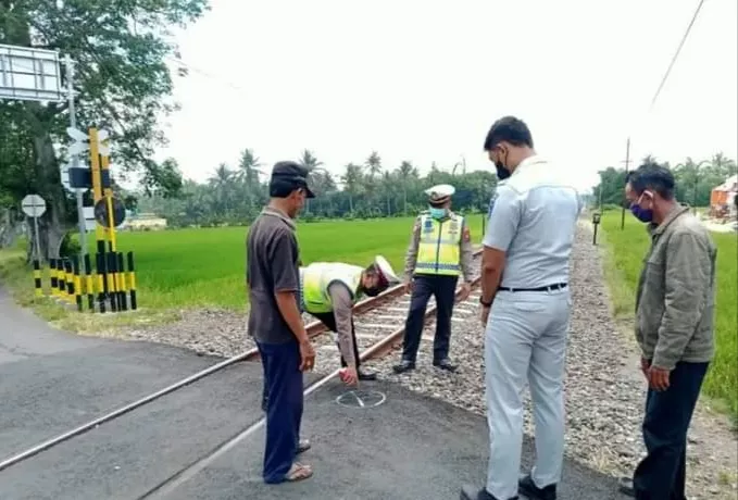 Pemotor di Banyuwangi Tersambar Kereta, Korban Tewas di Tempat