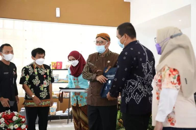 Biar Survive, UMKM Sekitar Tol Semarang Diberi Pelatihan Pemberdayaan Ekonomi